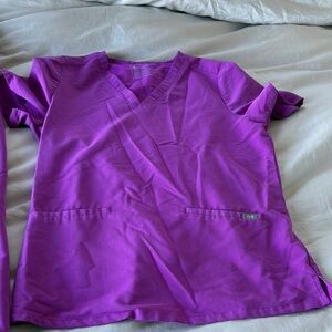 Figs fuschia medium 2 pocket top and medium jogger bottoms set